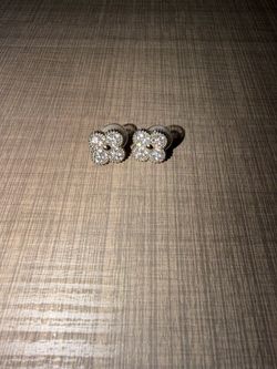 Van Cleef–style earrings