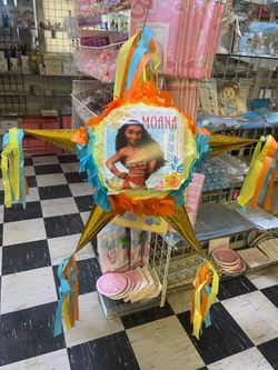 Moana piñata with Mylar balloon helium included