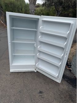 Freezer large 17.1 cubics Household upright (delivery available)