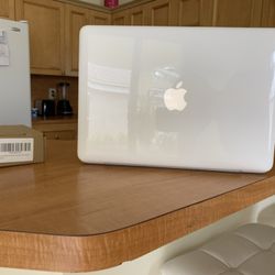 Apple MacBook Laptop 