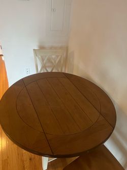 Ashley Furniture Round Table ((Read Description))