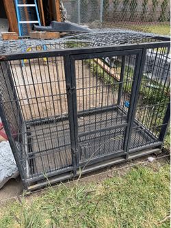 Metal dog kennel with bottom plastic tray