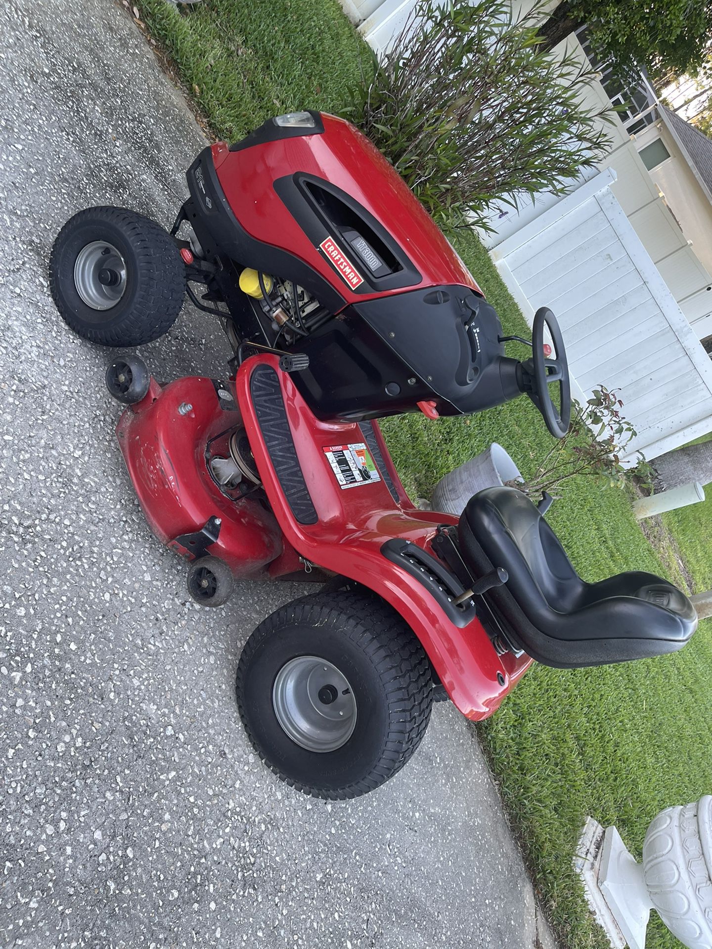 CRAFTSMAN  T110 17.5-HP Manual/Gear 42-in Riding Lawn Mower Mulching Capable