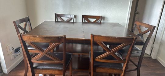 Se vende juego de mesa con silla