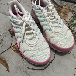 Nike Air Max For Women Size 5 Only A Small Stain 