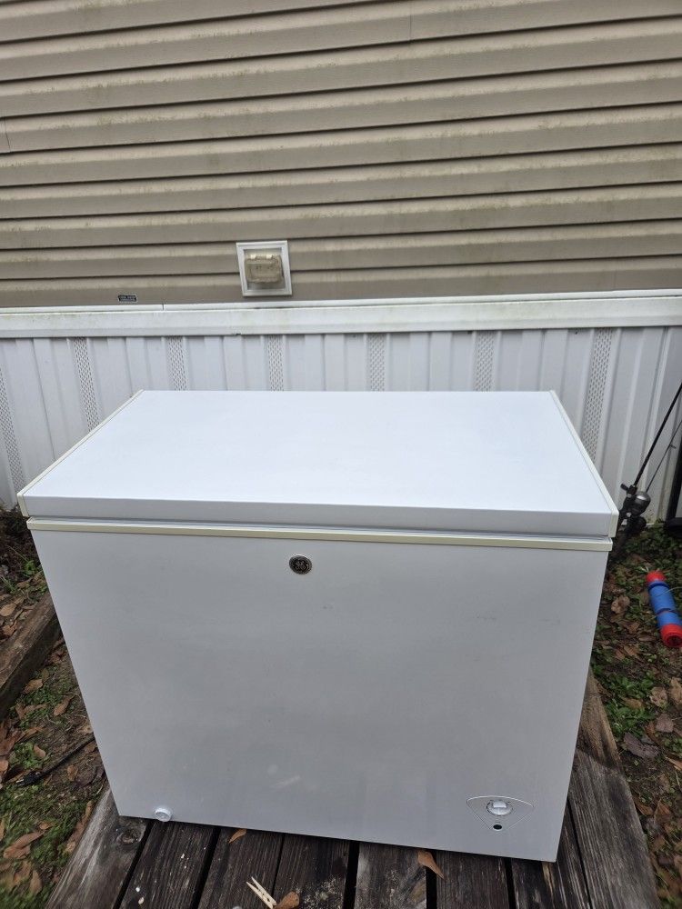 FCH7SHBWW CHEST FREEZER 7.0 CUBIC FT