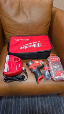 Milwaukee M12 FUEL SURGE 1/4 in. Hex Impact Kit 2. 0Ah Battery, Bag with 15Pc Shockwave Drill Bits