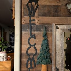 Bear Welcome Meatl Sign