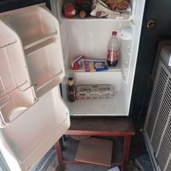 Like New Magic Chef Compact Refrigerator / Freezer