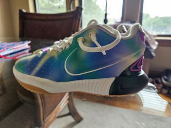 Nike LeBron GS kids sz 3 Y