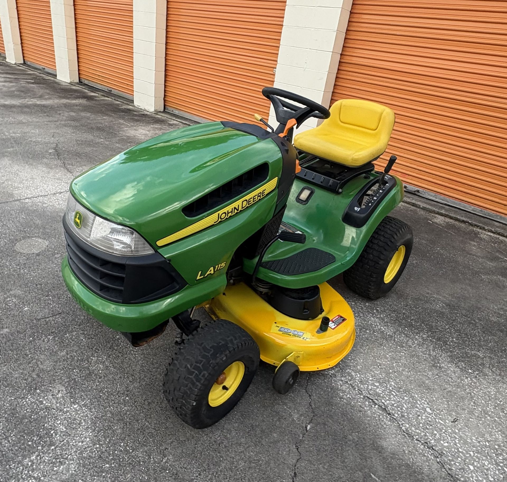 John Deere LA115 Riding Mower– FREE DELIVERY