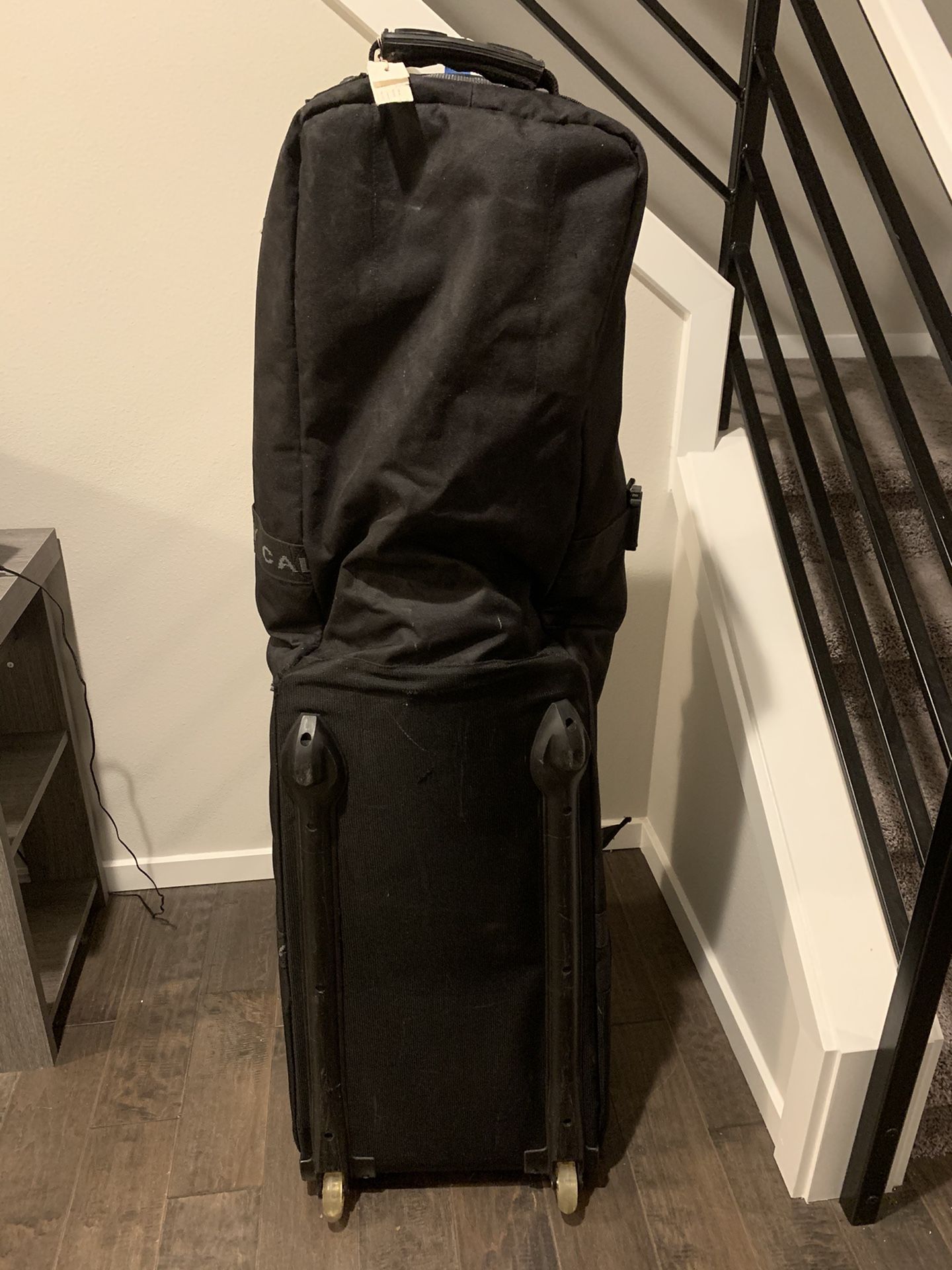 Callaway travel golf bag with wheels. for Sale in Lake Stevens, WA