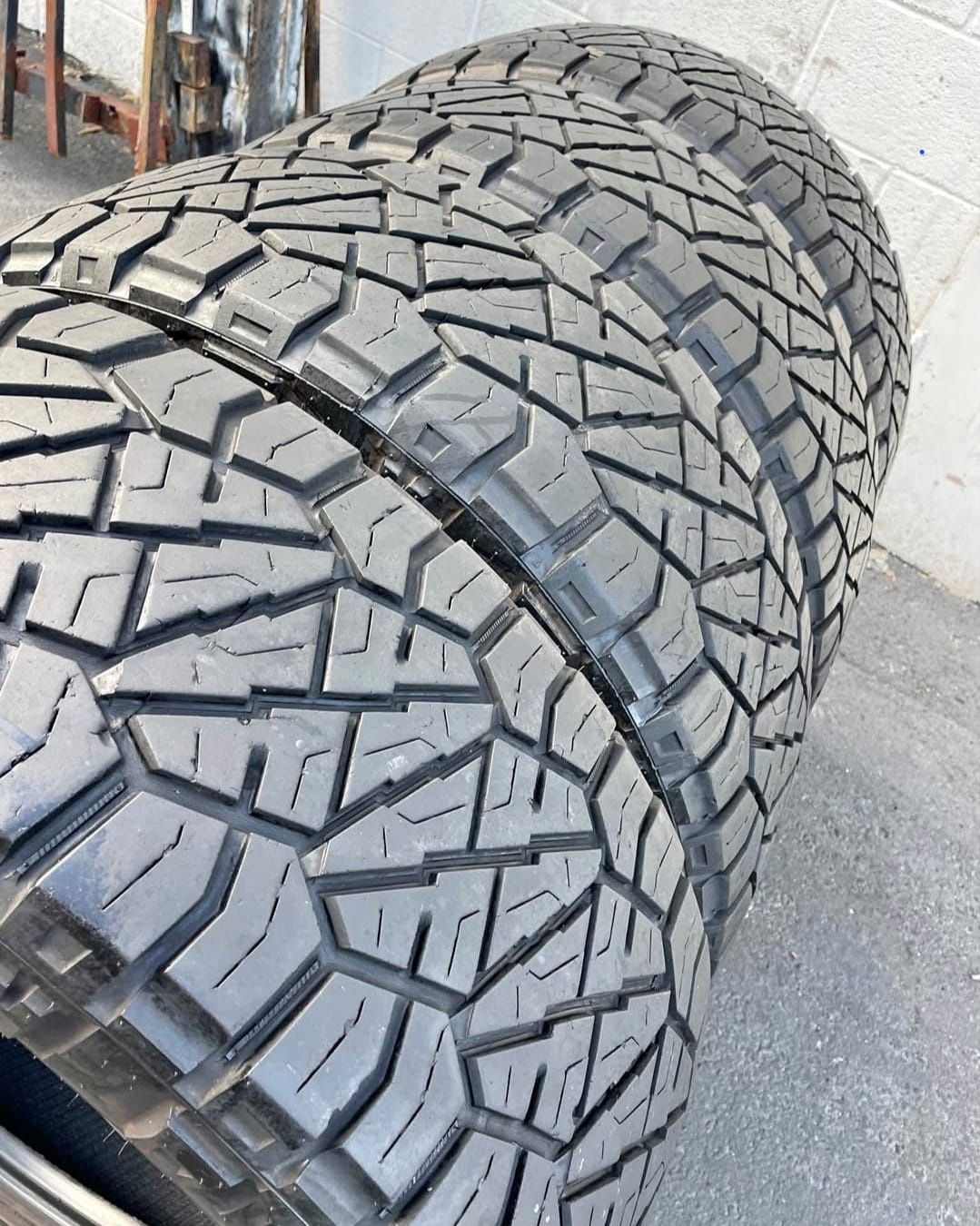 295 60 20 Vendo Un Seth De Llantas De La Marca NITTO