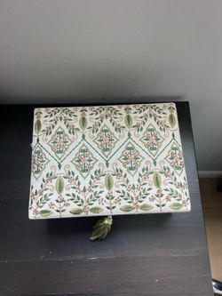 Jewelry box