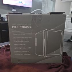 PERSONAL CHILLER LED LIGHTED MINI FRIDGE WITH MIRROR DOOR, WHITE *DM