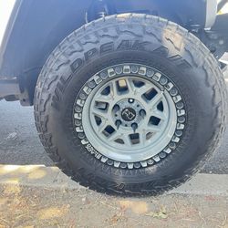 2023 Jeep Gladiator Wheels And Tires Have All 5 One Is Brand New 