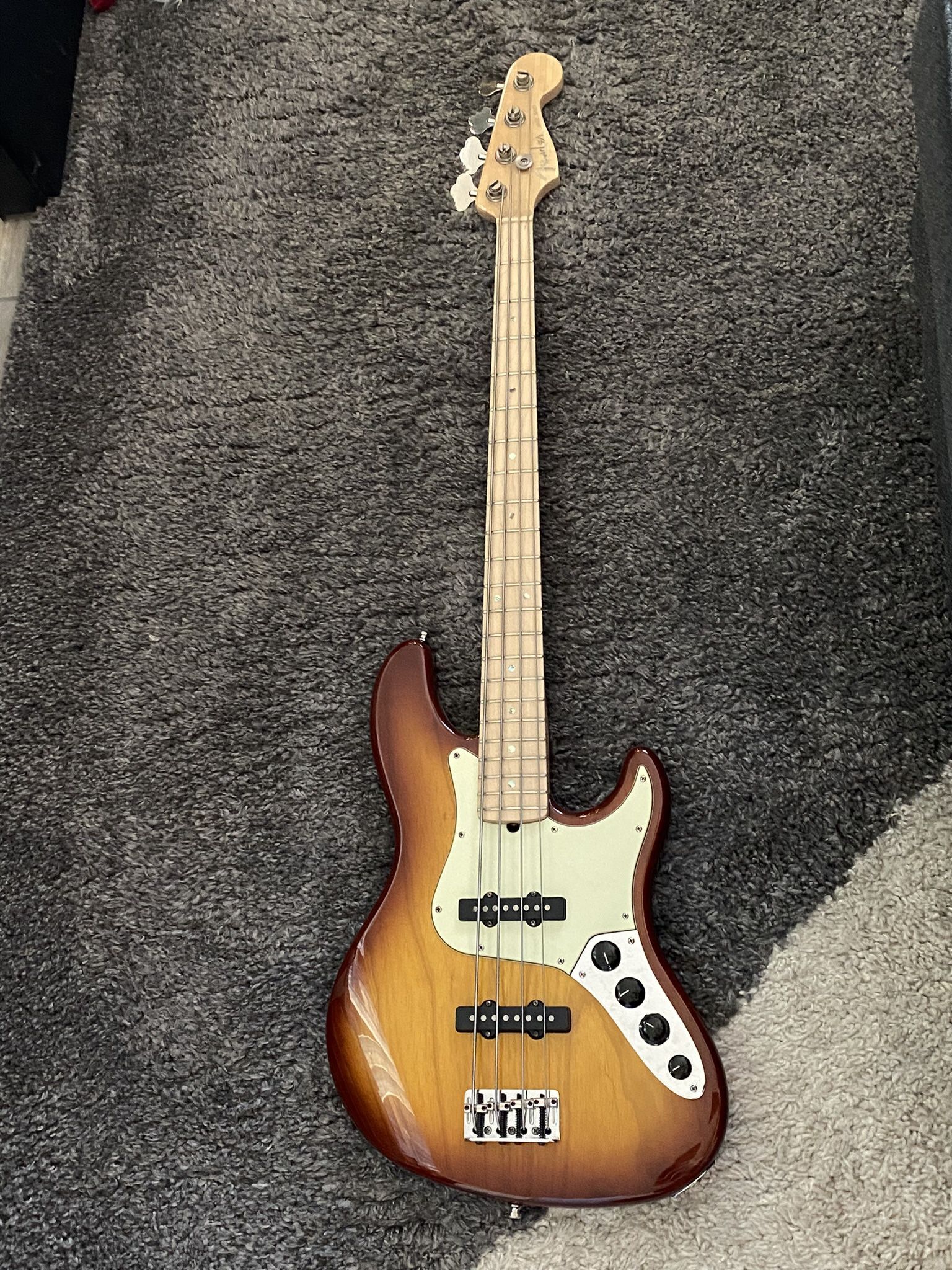 Fender American Deluxe Jazz Bass Guitar 🎸 