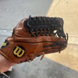 Wilson Outfield Glove
