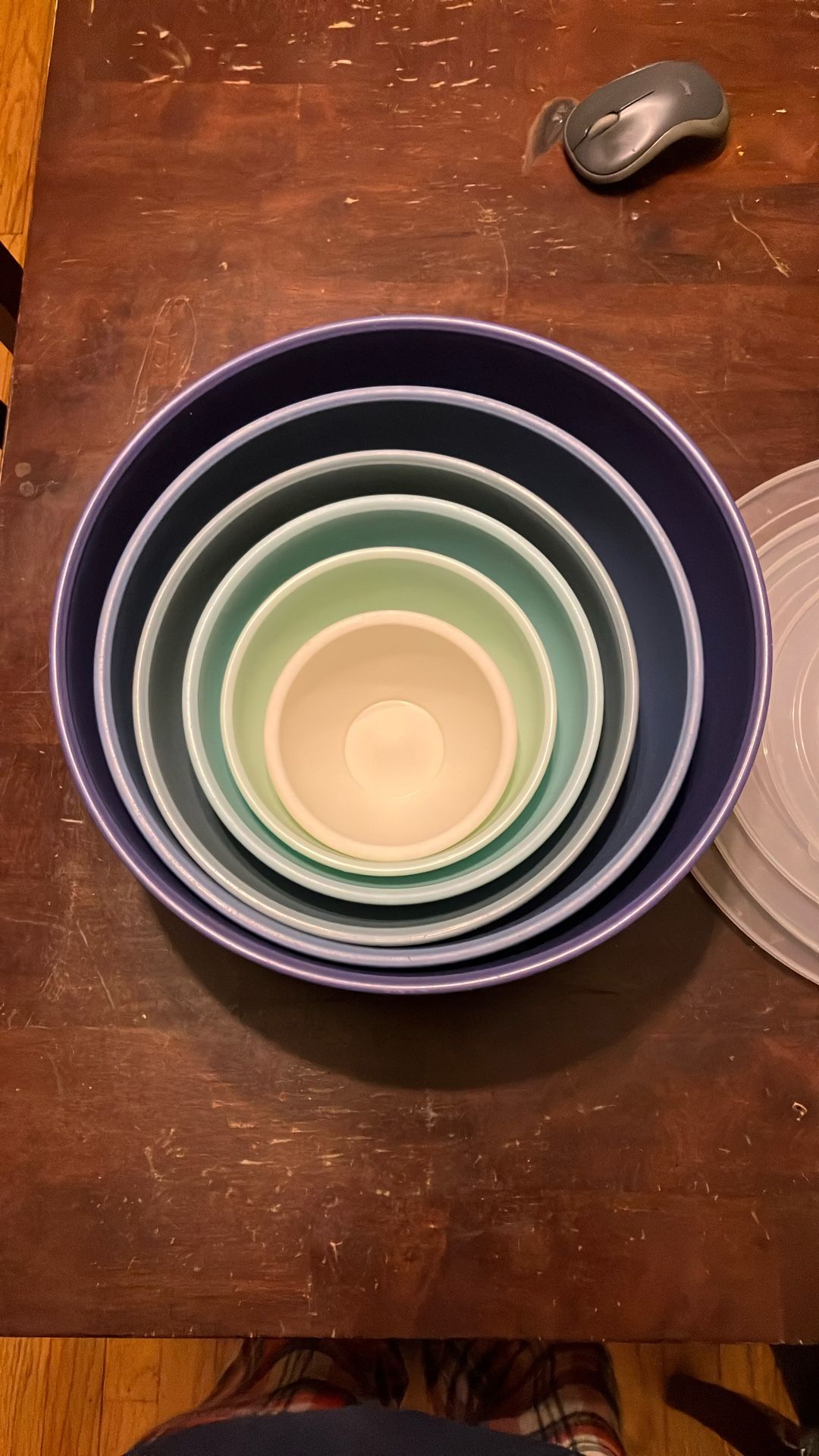 Plastic bowls / tupperware