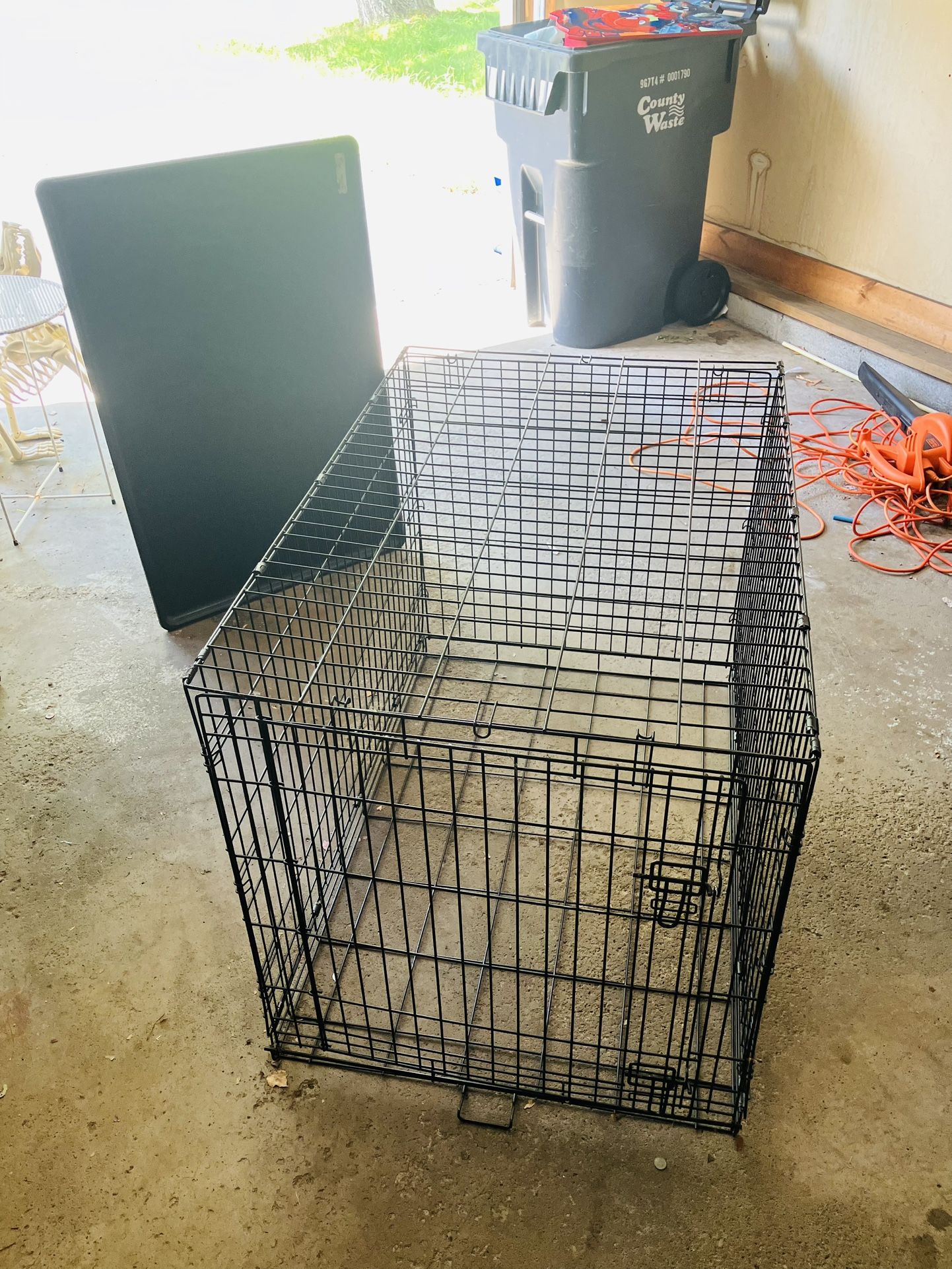Large Dog Crate/ Kennel  40-L X 28-W