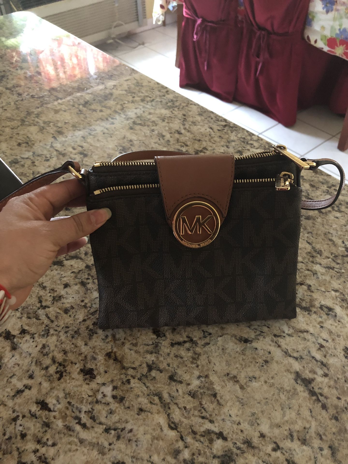 Crossbody Michael kors purse