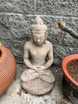 Sitting Buddha statue