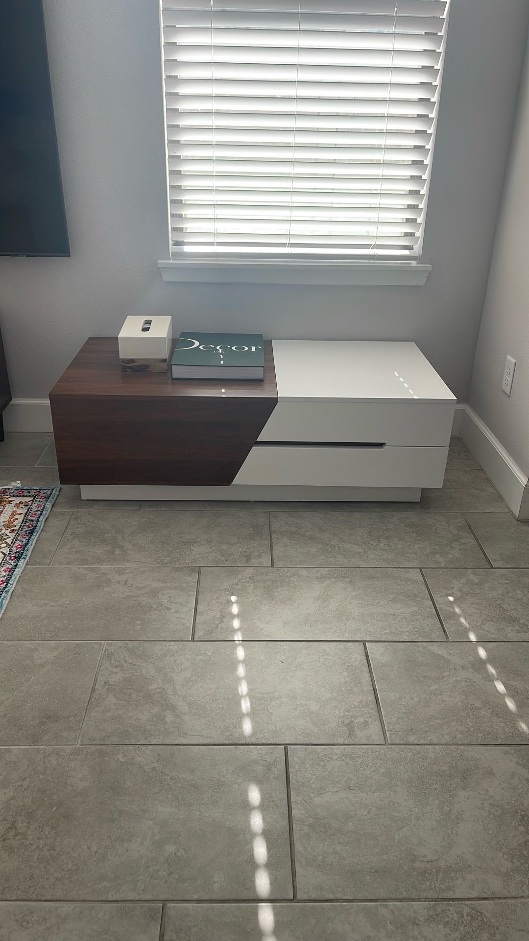 MODERN WOODEN COFFEE TABLE W/ LOTS OF STORAGE