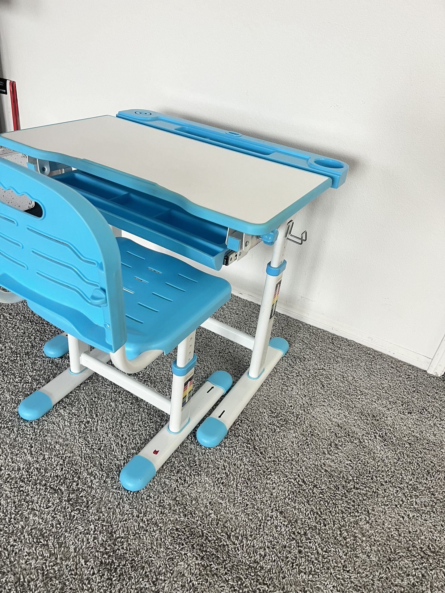 Kids Desk and Chair Set