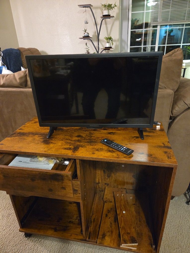 24 INCH INSIGNIA AMAZON FIRE TELEVISION. 