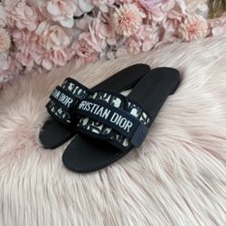 Woman’s Sandals 