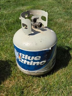Blue Rhino 20 lb propane tank, full