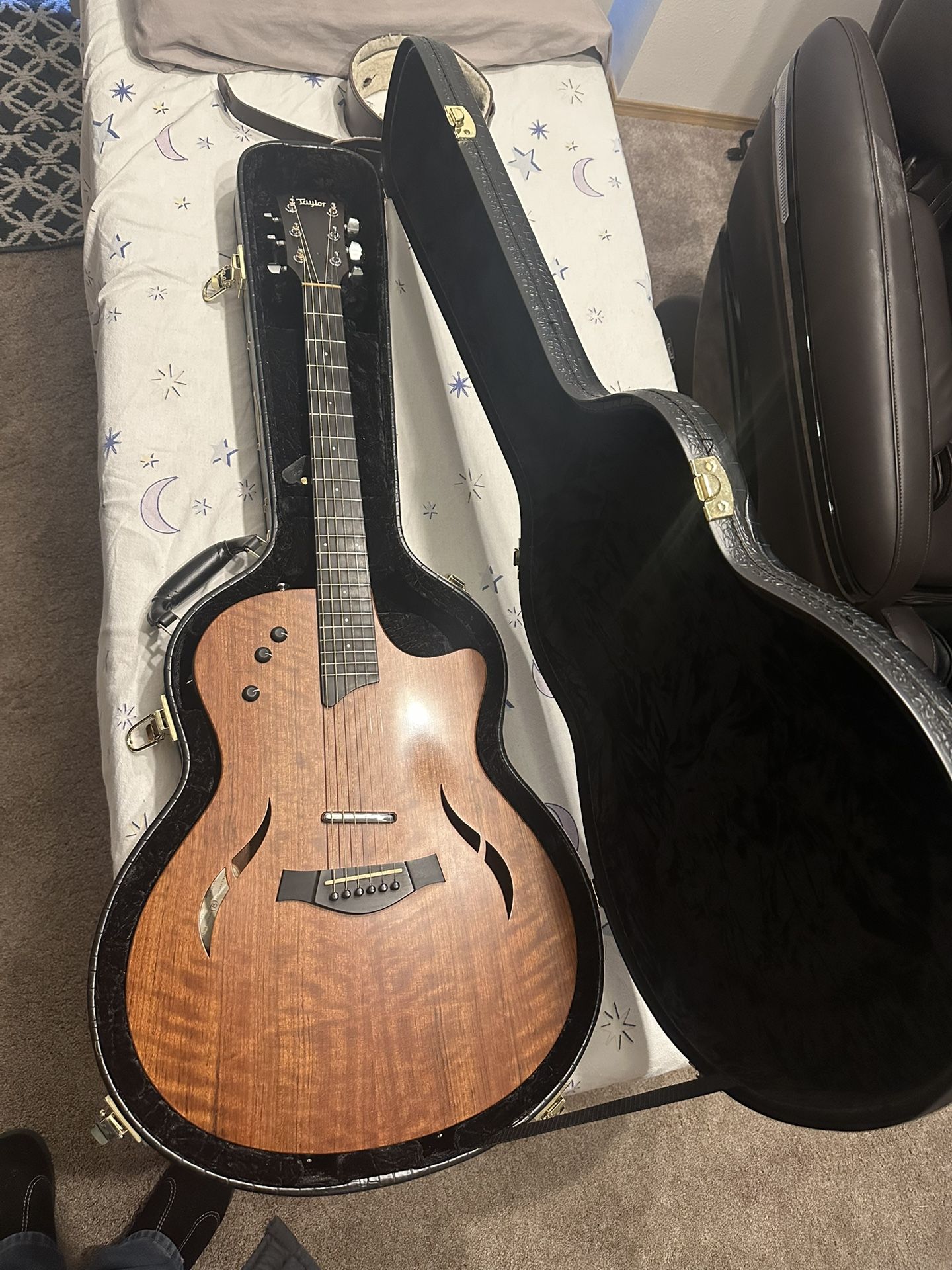 Taylor T5-LTD Hollow body Electric Guitar With 2 Cases