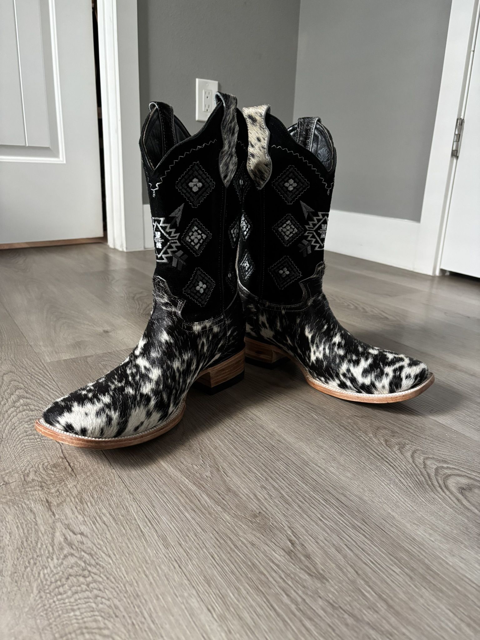Men’s Black and White Cowhide Boots Size 10,5