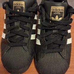 Adidas superstars sneaker boys size 5