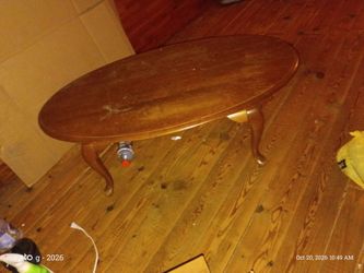 Oval Wood Coffee Table with Queen Anne Legs