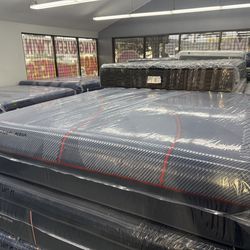 KING SIZE SEALY POSTUREPEDIC ELITE HYBRID “HIGH POINT” MEDIUM MATTRESS & BOX SPRINGS BED SET