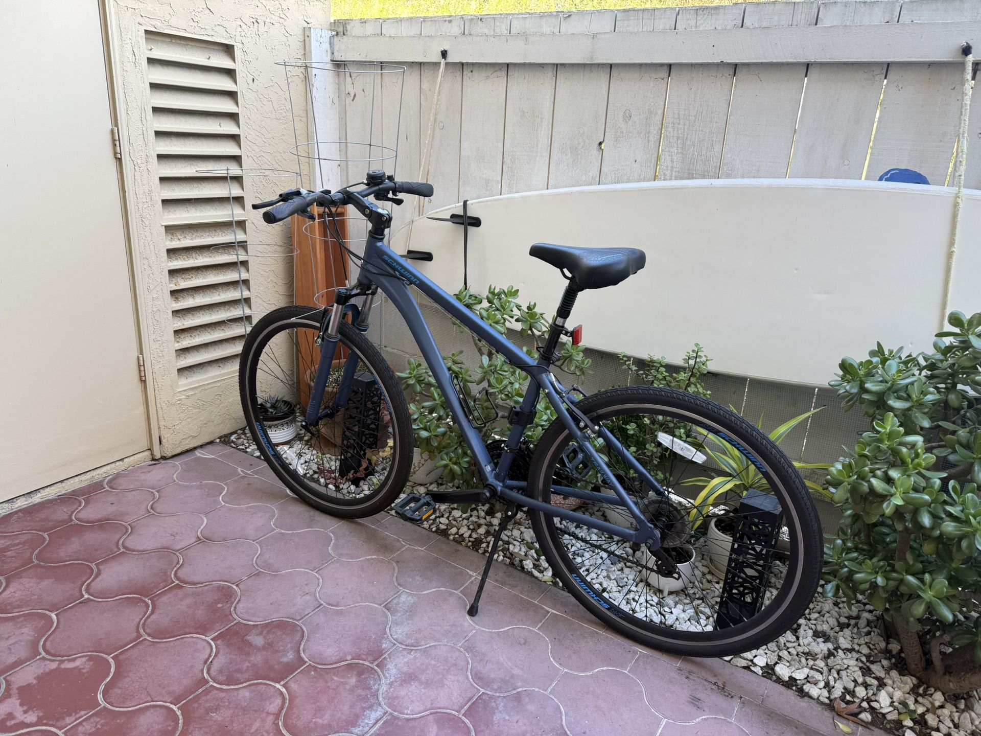 Schwinn Men’s Trailway 700c/28” hybrid bike from Target