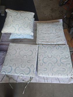 3 23x23 cushions 2 20x20 pillows