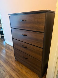 Mid-Century Modern 4-Drawer Dresser – Like New