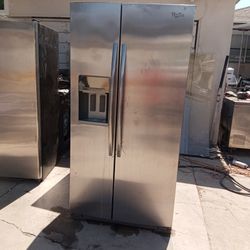 Whirlpool Refrigerator And Freezer Ice Maker Work Good Nothing Wrong Delivery And Warranty Included.... $450