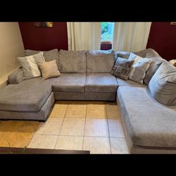 Large sofa L-Shape / great Condition Local pickup Only 
