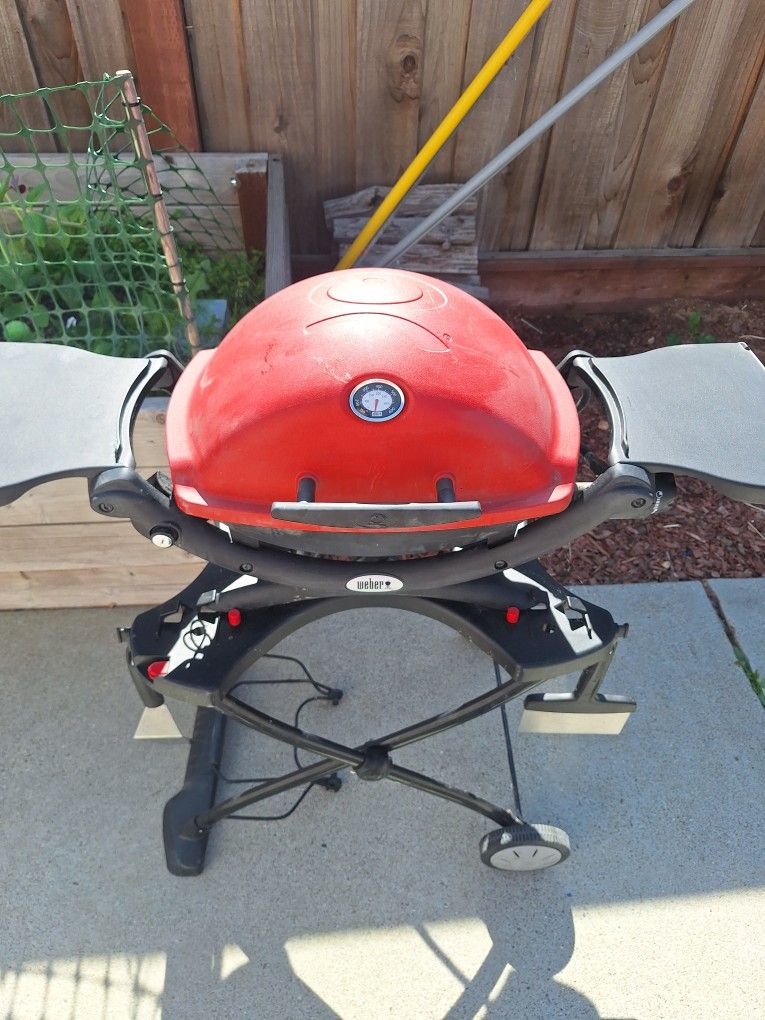 Weber Q1200 Liquid Propane Grill, Red