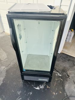 True GDM-10-HC~TSL01 24 7/8" GDM Series One Section Glass Door Merchandiser Fridge