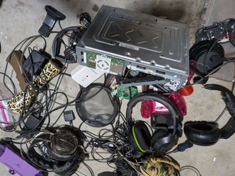 Xbox original Console Bundle with Accessories and Headphones for parts 
Every thing from the pictures not tested or not working you will receive every