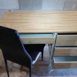 Very Nice Office Desk And Chair Free Delivery!!! Milwaukee!! 4ft 6in From One End To The Other!!