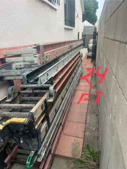 Escaleras, de 24 pies de aluminio y de fibra $230 cada una perfectas condiciones