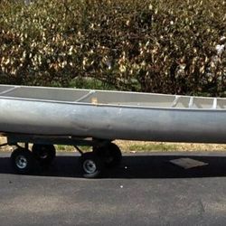 17" Grumman Whitewater Canoe, 2 paddles, motor mount and life jackets