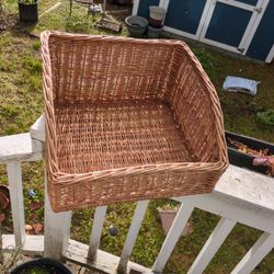 Sturdy Wicker Pet Bed