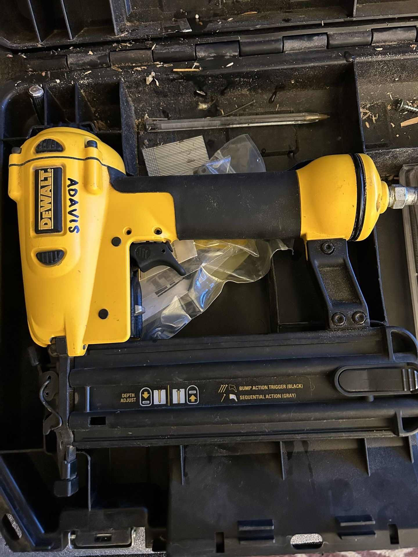 DeWalt 16-Gauge Pneumatic Finish Nailer (with Case)