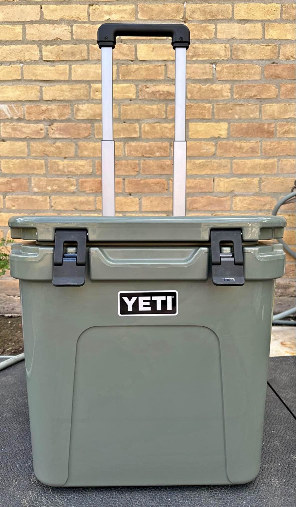 Yeti~Roadie~48~Wheeled~Cooler~with~Accessories